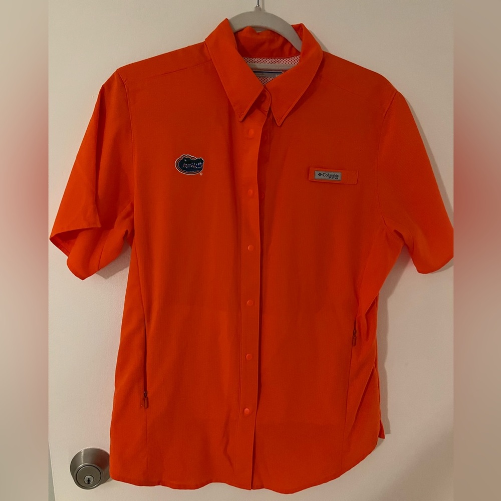 Columbia short sleeve snap button top. Excellent condition.